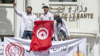 Les soignants tunisiens dans la rue pour un meilleur hôpital public