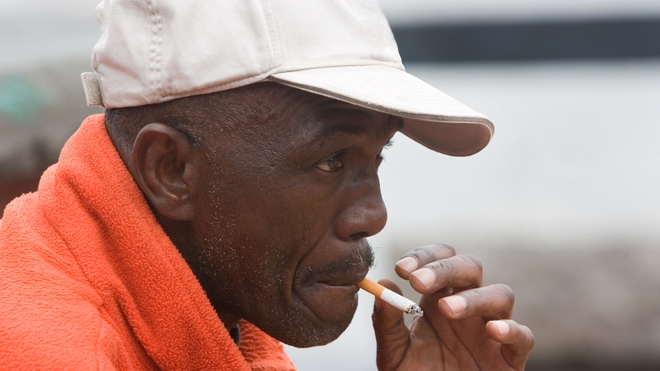 Un homme en train de fumer sa cigarette (photo d'illustration)
