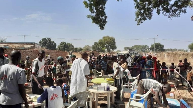 Une équipe MSF menant une vaccination contre la rougeole à Beboto, au Tchad, en février 2020