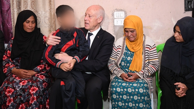 Le président tunisien, Kaïs Saïed, a rendu visite à la famille d'un martyr de la révolution