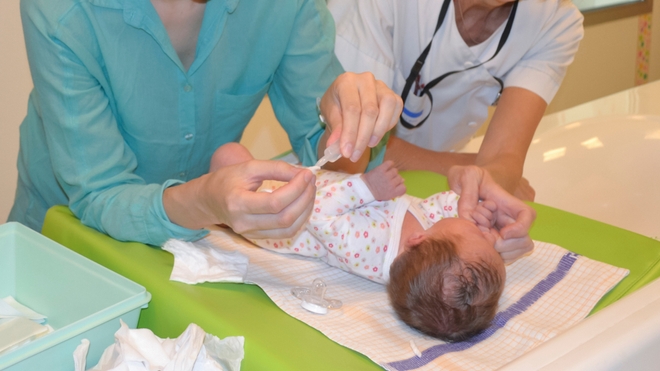 Votre pédiatre peut vous montrer la technique pour laver le nez de votre bébé (photo d'illustration)