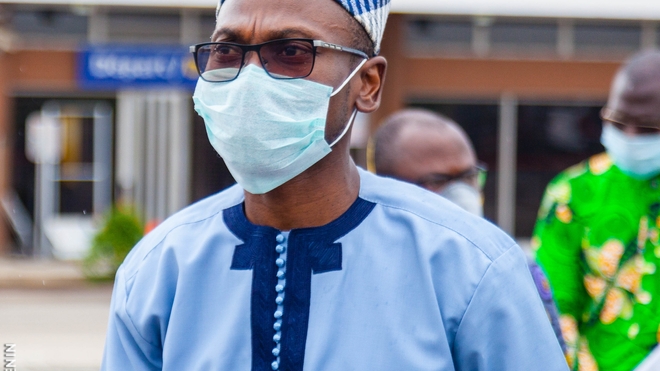 Le ministre de la Santé, Benjamin Hounkpatin, avec un masque de protection (photo d'illustration)
