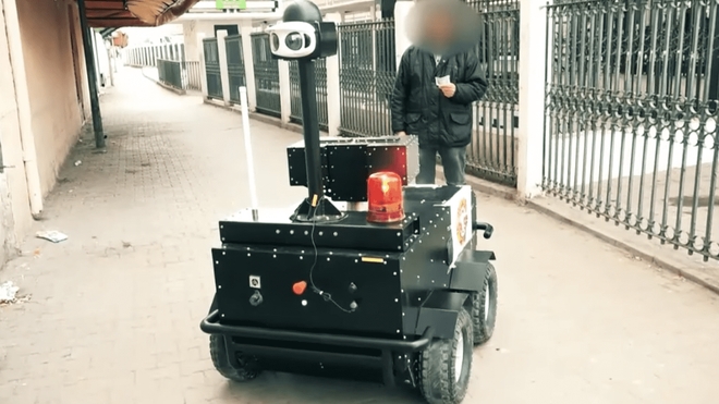 Dans les rues de Tunis, le robot P-Guard fait respecter le confinement