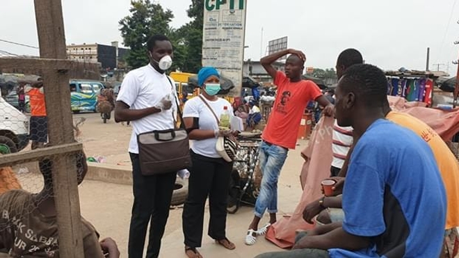 Des membres du Conseil Communal des Jeunes prêchent les gestes barrières contre le Covid-19 dans les rues ivoiriennes (Illustration)