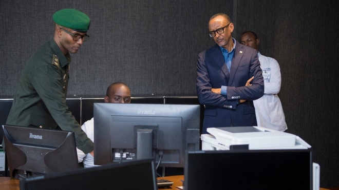 Le président Paul Kagame découvre les nouvelles technologies de pointe du Rwanda Cancer Center