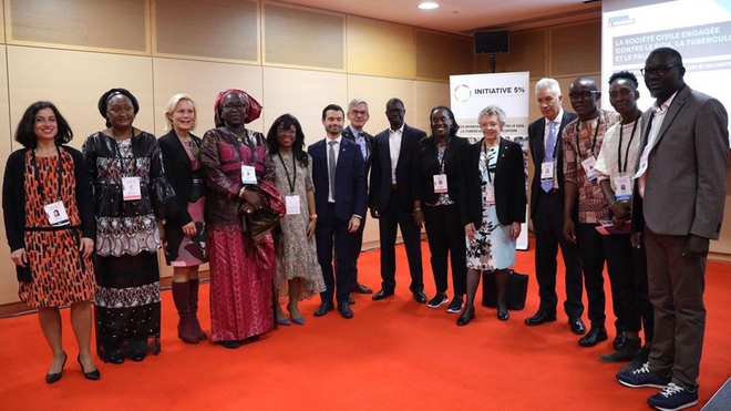 Gunilla Carlsson, Directrice exécutive par intérim de l’ONUSIDA, avec des représentants du Fonds mondial
