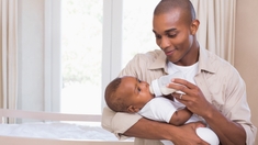 Régurgitations des bébés : faut-il s'inquiéter ?