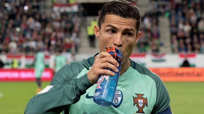 Cristiano Ronaldo boit de l'eau lors d'un match du Mondial 2018 face à la Hongrie (photo d'illustration)