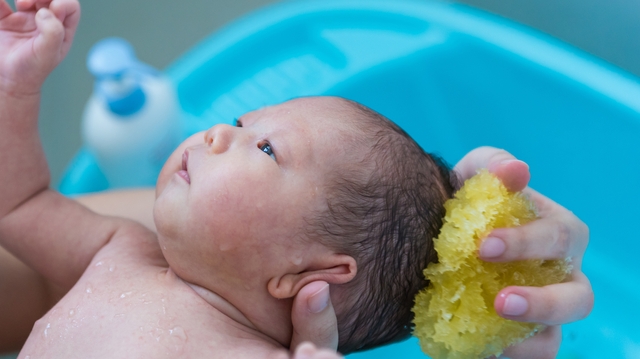Cheveux de bébé : comment soigner les croûtes de lait ?