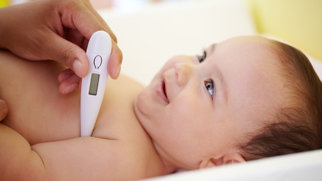 La prise de température sous les aisselles est la deuxième technique recommandée pour les enfants de moins de deux ans
