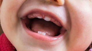 Quand et comment doit-on laver les premières dents de bébé ?
