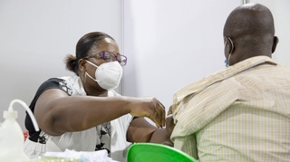 Malgré la menace d'un pass sanitaire, la vaccination anti-Covid patine en Côte d'Ivoire