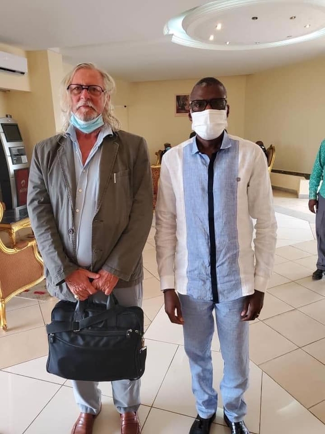 Le professeur Didier Raoult en compagnie du ministre gabonais de l'intérieur, Lambert-Noël MATHA 