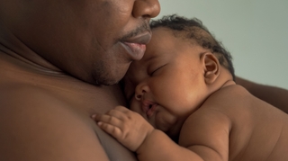 Au Cameroun, les bébés prématurés sauvés par la méthode "mère Kangourou"