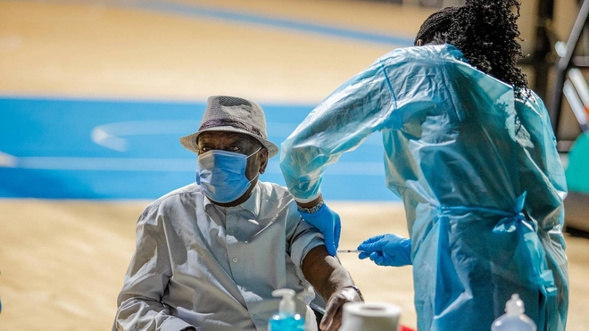 La vaccination anti-Covid patine en Afrique