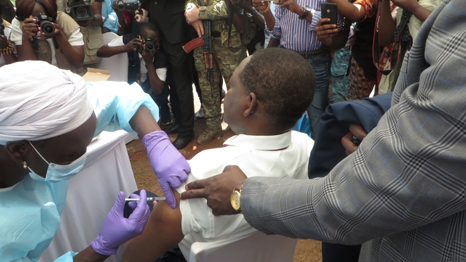 L'ancien premier ministre, Firmin Ngrebada, est le premier centrafricain à recevoir un vaccin anti-Covid