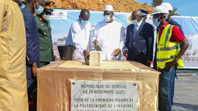Le président Macky Sall et son ministre de la santé, Abdoulaye Diouf Sarr, lors de la pose de la première pierre de la polyclinique 