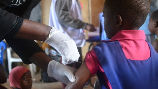 Une jeune fille reçoit une simple dose de vaccin contre le VPH au Malawi 