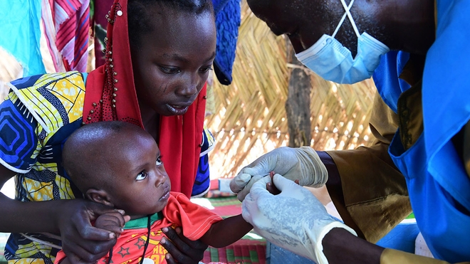 Un bébé est soumis à un test de dépistage du paludisme dans un village du Tchad