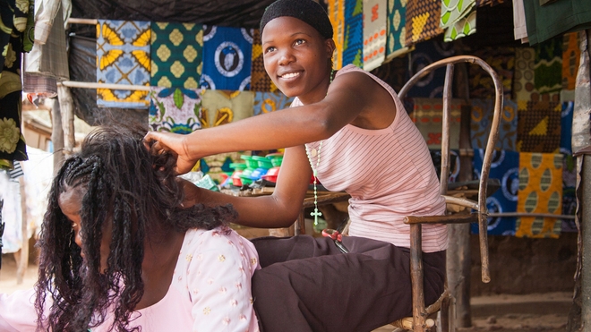 Une coiffeuse au Malawi, en 2009