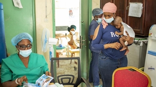 Le Sénégal vaccine les nouveaux-nés pour en finir avec l'hépatite B 