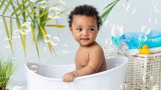 Savons, couches, bains... comment limiter le contact de bébé avec les substances chimiques ?