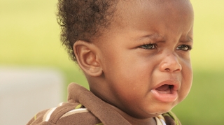 Bébé pleure beaucoup... Tout ce qu'il faut savoir pour le calmer