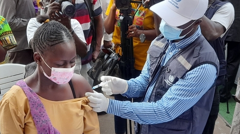 La vaccination anti-Covid des 12-17 ans continue à Conakry et Kindia
