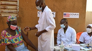 En Afrique, la troisième dose anti-Covid s'impose lentement mais sûrement