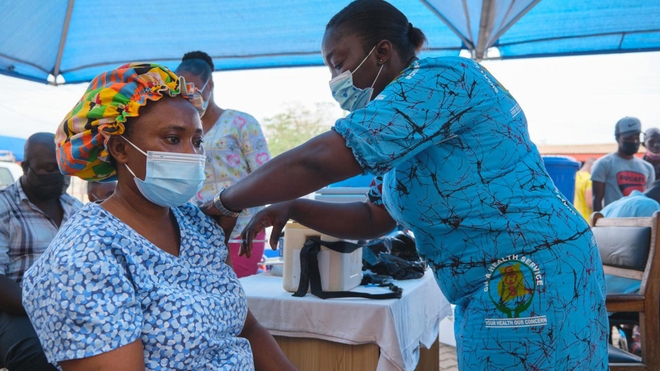 Une femme est vaccinée contre la Covid-19 dans un hôpital à Kumasi, au Ghana