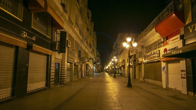 Des rues désertes, un silence inhabituel... Tunis s'habitue au couvre-feu