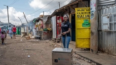 Une Kenyane invente un appareil solaire pour mieux conserver les vaccins anti-Covid