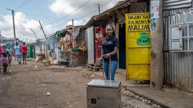Norah Magero et son vaccibox dans les rues du Kenya 