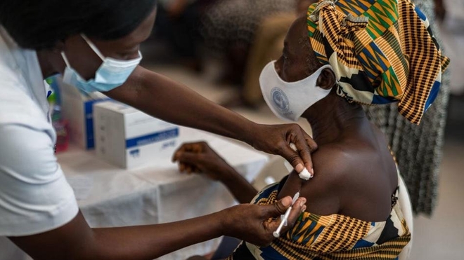 Une personne se fait vacciner contre le Covid-19 en Afrique
