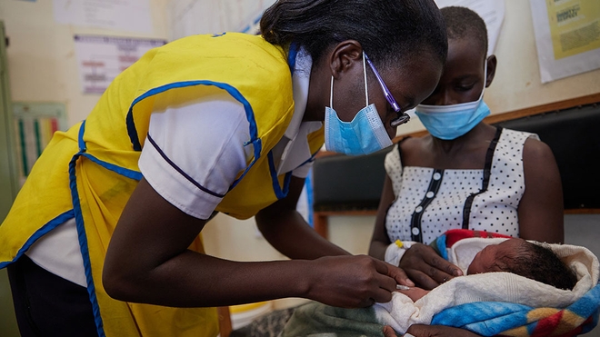 Une infirmière vaccine un enfant contre le paludisme au Kenya 
