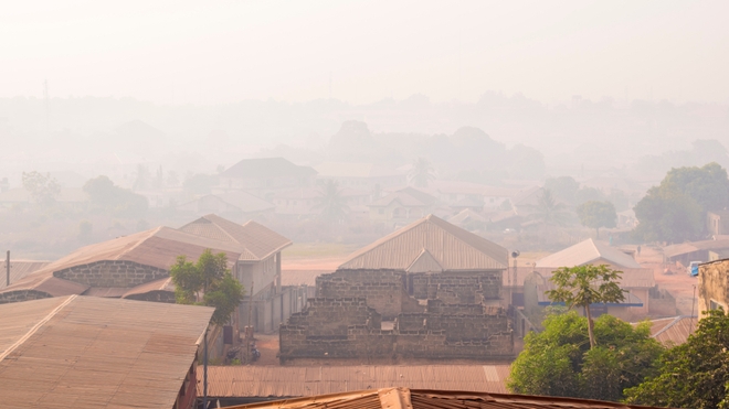 Une ville du Nigéria sous un nuage de poussières dû à l'harmattan