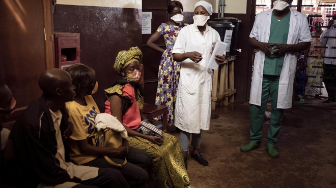 A l’hôpital communautaire de Bangui, un psychologue participe à une séance de sensibilisation pour les patients séropositifs