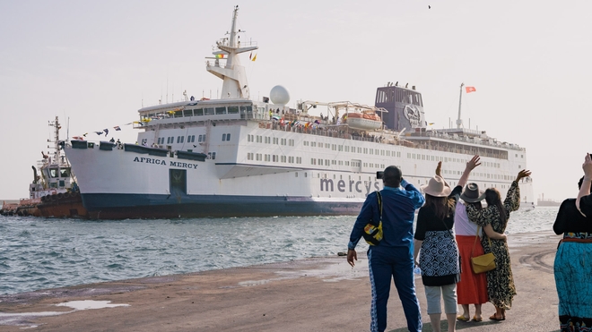 L’Africa Mercy arrive au port de Dakar, au Sénégal