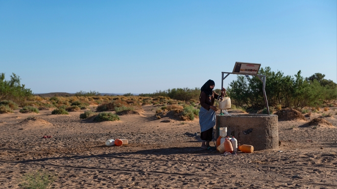 Une Marocaine puise une eau qui devient de plus en plus précieuse
