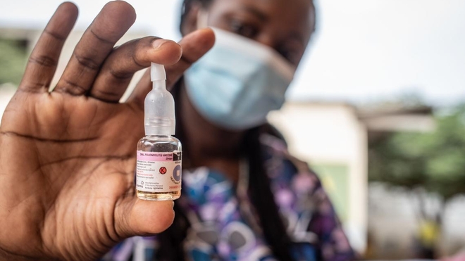 A Dakar, un agent de santé avec une dose du vaccin antipoliomyélitique