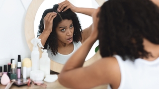 Comment se débarrasser des pellicules sur des cheveux afro 