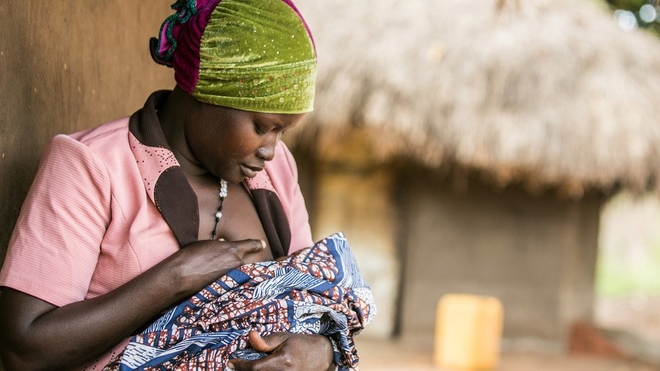 Une Ougandaise allaite son bébé 