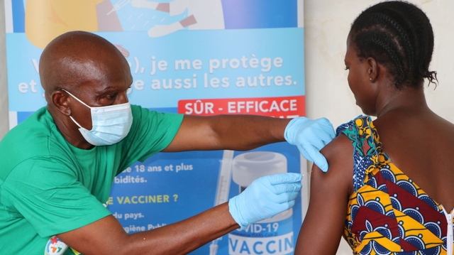 Un an après le début de la vaccination anti-Covid, la méfiance des Ivoiriens s'estompe