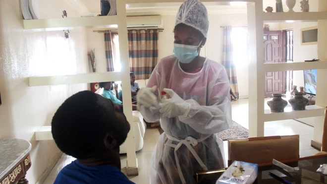 Un Équato-Guinéen se fait vacciner contre le Covid-19, à Malabo