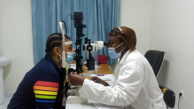 Une consultation ophtalmologique à l'hôpital Laquinitinie de Douala, le 29 mars 2022