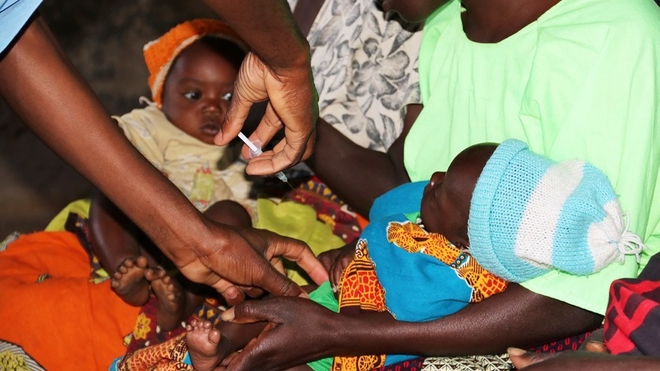 Le vaccin antipaludique est administré à un enfant de cinq mois à Mkaka au Malawi