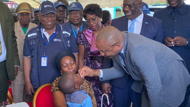 Le ministre de la Santé, Dr. Guy Patrick Obiang Ndong, administre le vaccin contre la rougeole