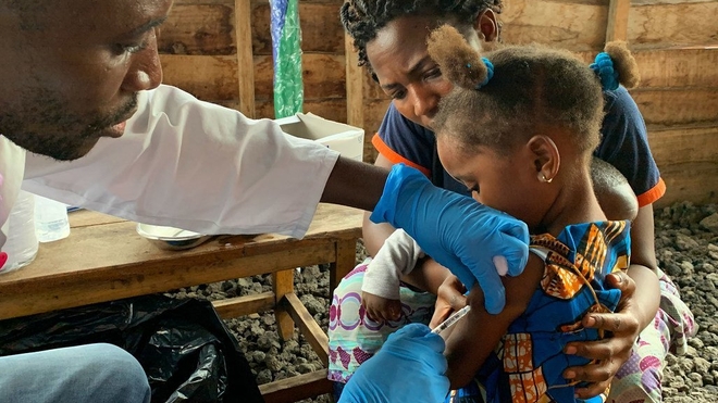 Un professionel de santé vaccine une fillette contre la rougeole en République démocratique du Congo