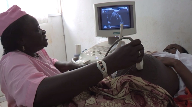 Au Sénégal, une sage-femme déplore la "déshumanisation" de sa profession