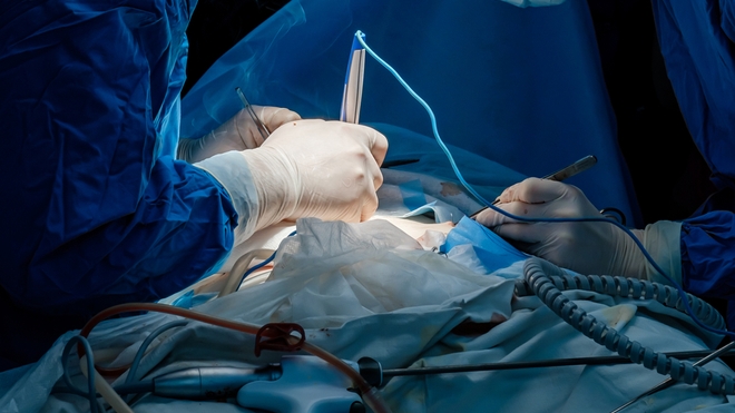 Un chirurgien en train de réaliser une incision